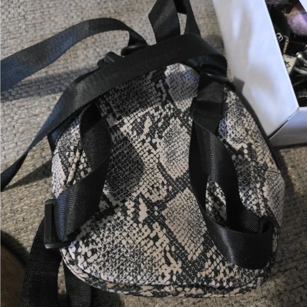 Kendall & Kylie Grey/Black Faux Snake Print Mini Backpack Purse Bag - Picture 4 of 7
